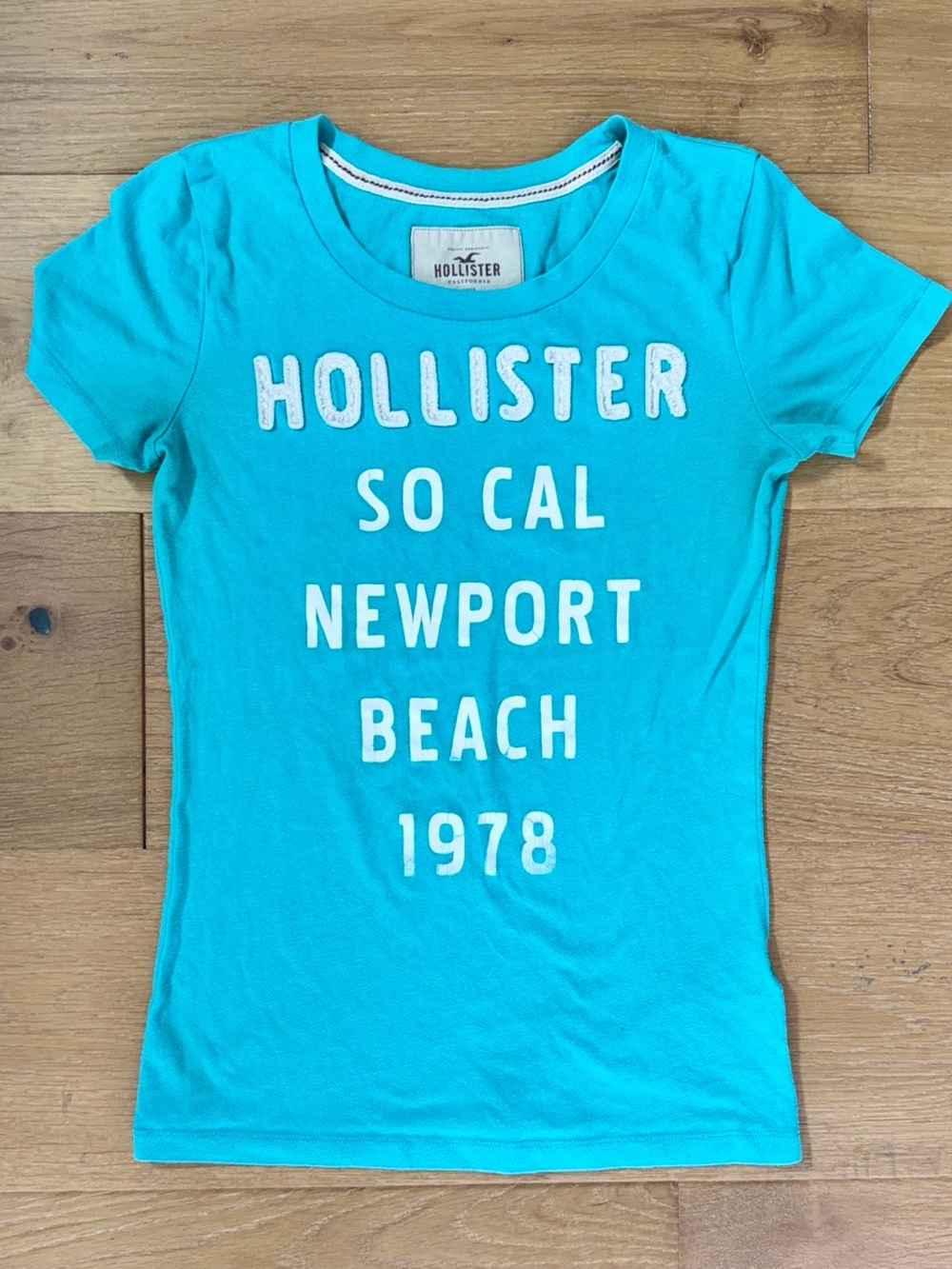 Hollister VTG Y2K SoCal Newport Beach Spellout Applique Graphic Baby Tee Teal
